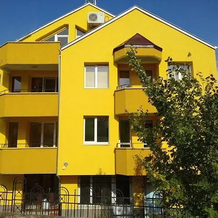 Yellow House Апартаменты *